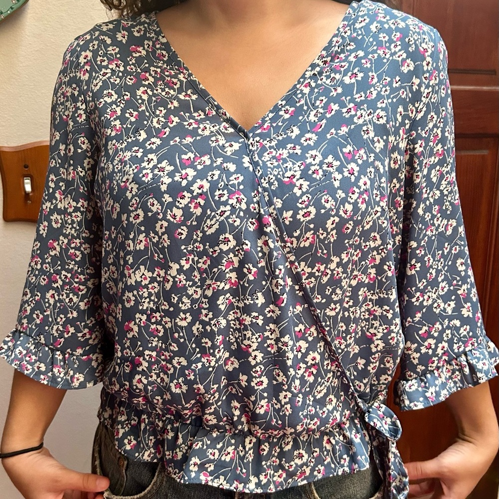 SIENNA SKY Blue Floral Blouse Top Ruffle Waist Woman’s Medium Juniors Misses